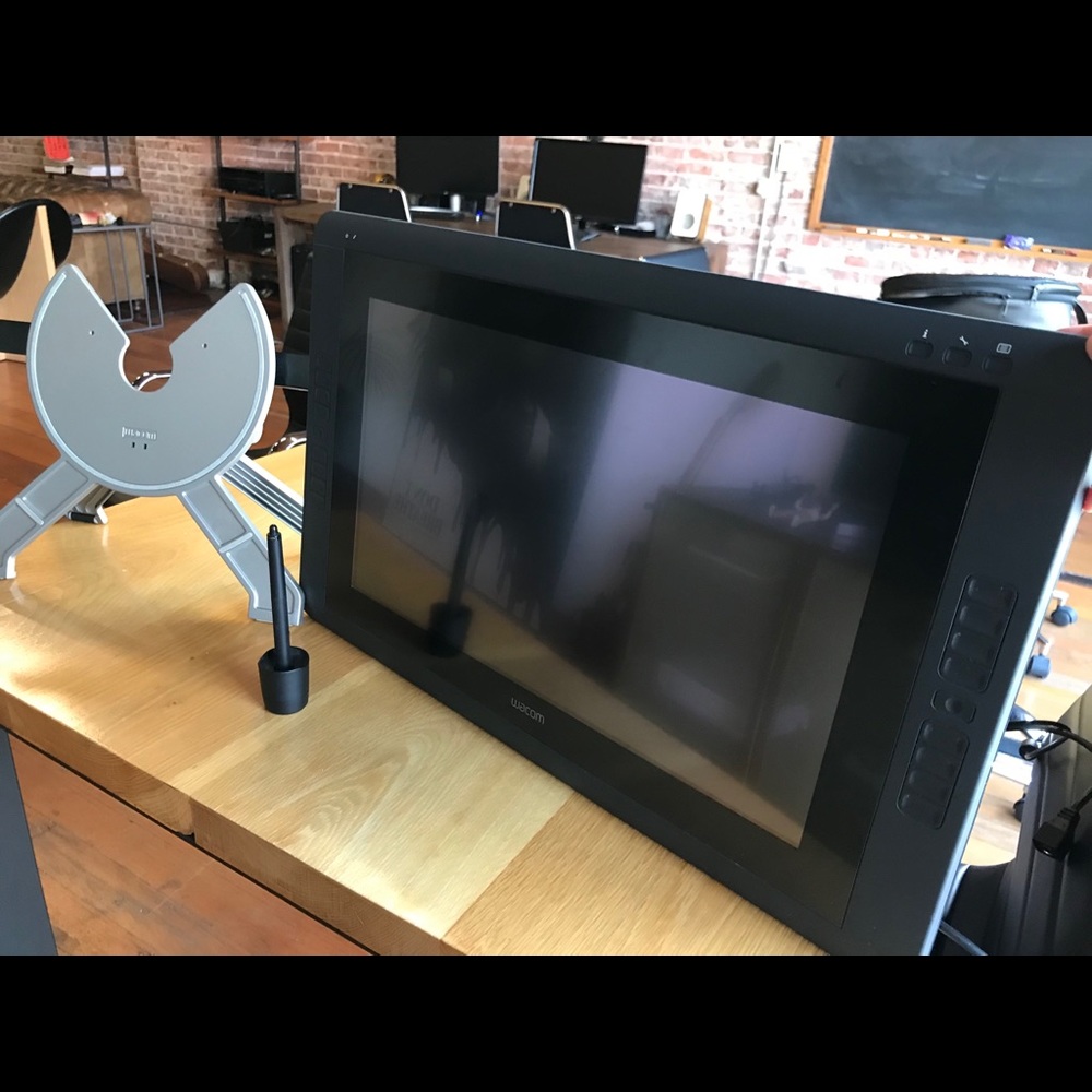 Wacom CintiQ 22HD Pen Display Tablet 2017